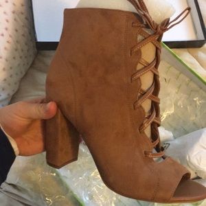 Heels yvie brown booties